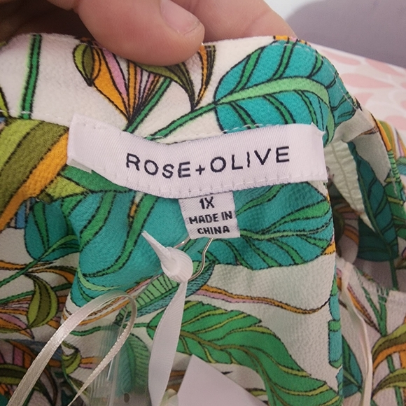 Rose + Olive green leaf short sleeve top plus size 1x - Picture 6 of 6
